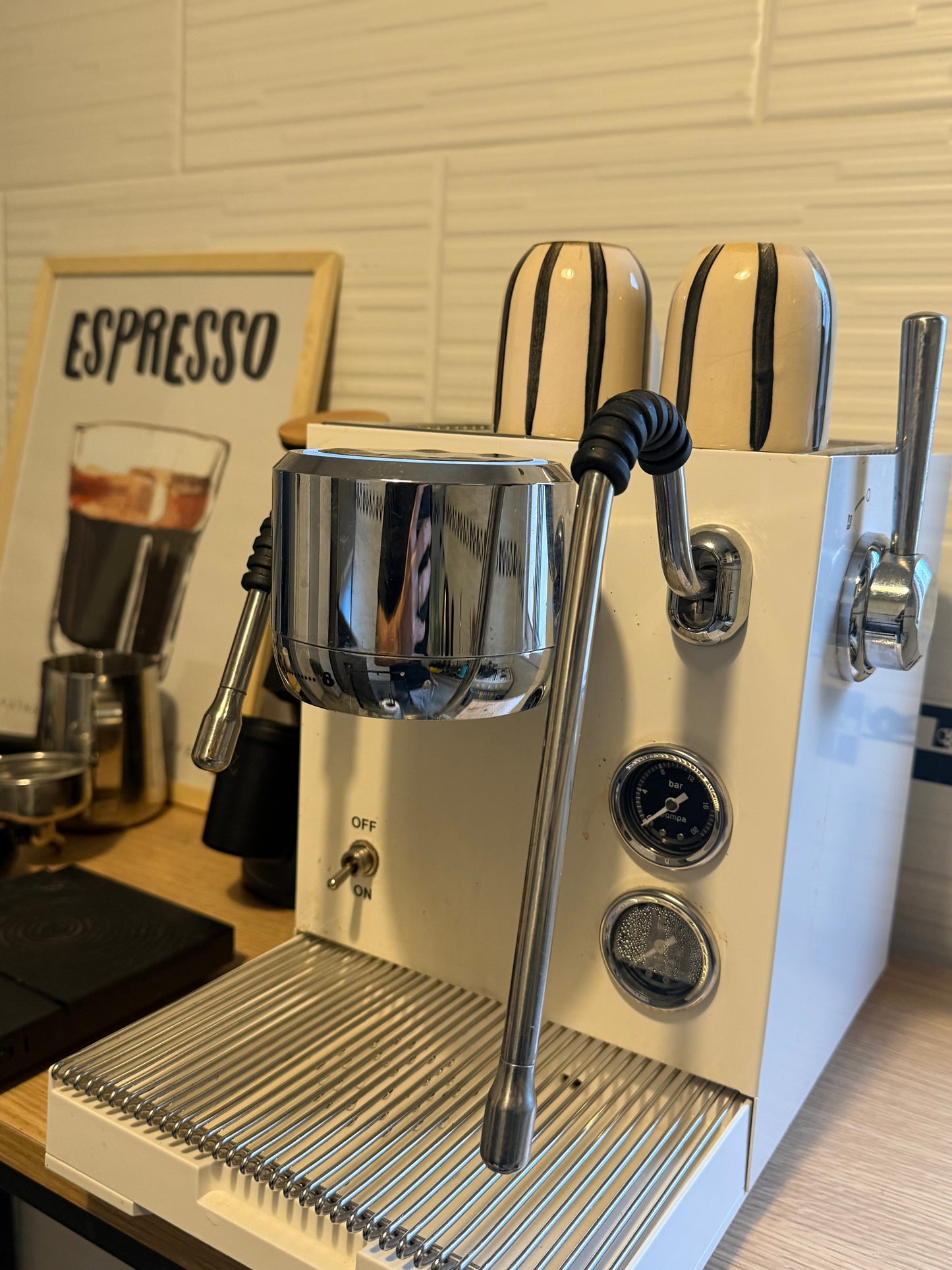 Portafiltro con café recién dosificado