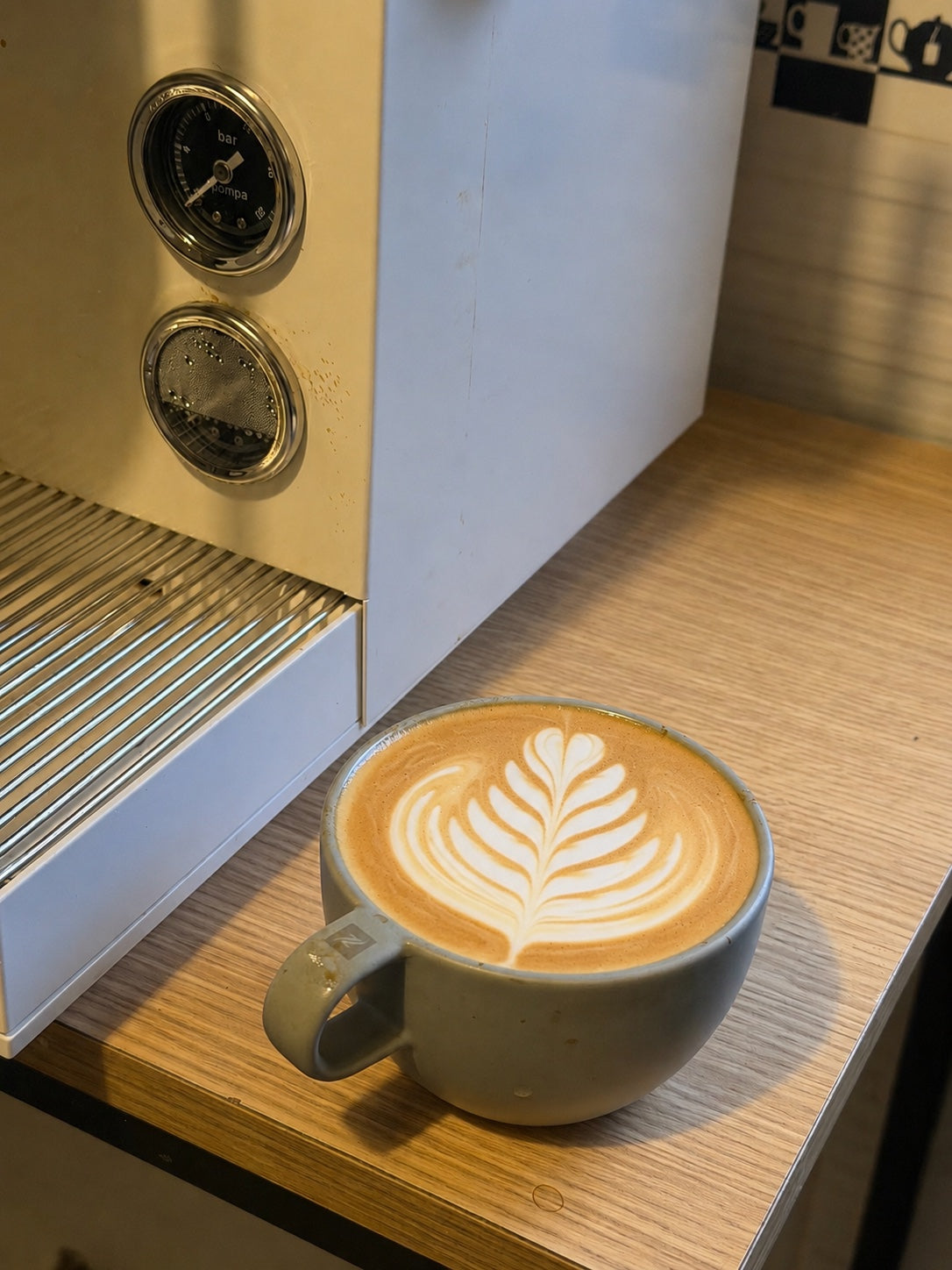 Latte art con rosetta preparado en la Mielux EM3801