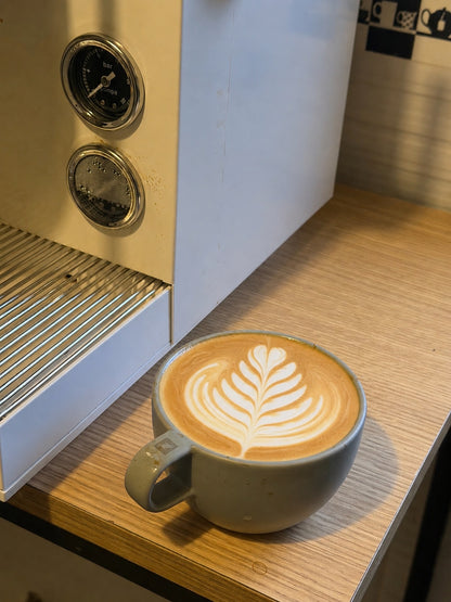 Latte art con rosetta preparado en la Mielux EM3801
