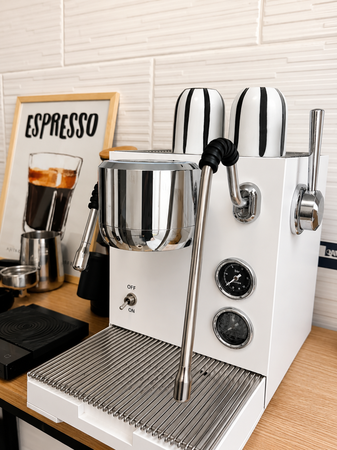 Mielux EM3801 blanca en cocina con tazas de espresso