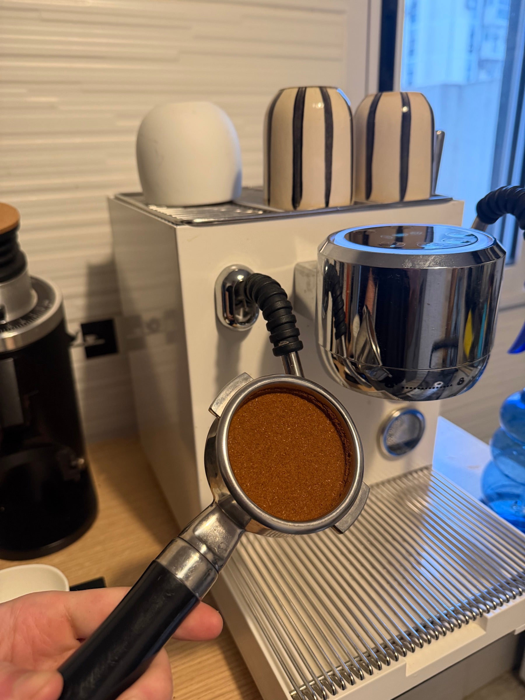 Portafiltro con café doseado, listo para extraer
